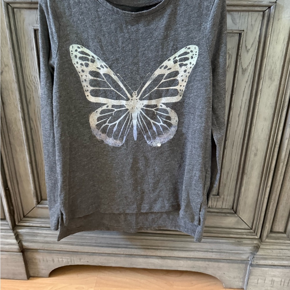 Pre-Owned Gray Long Sleeve Shirt with Butterfly Design Size Medium!